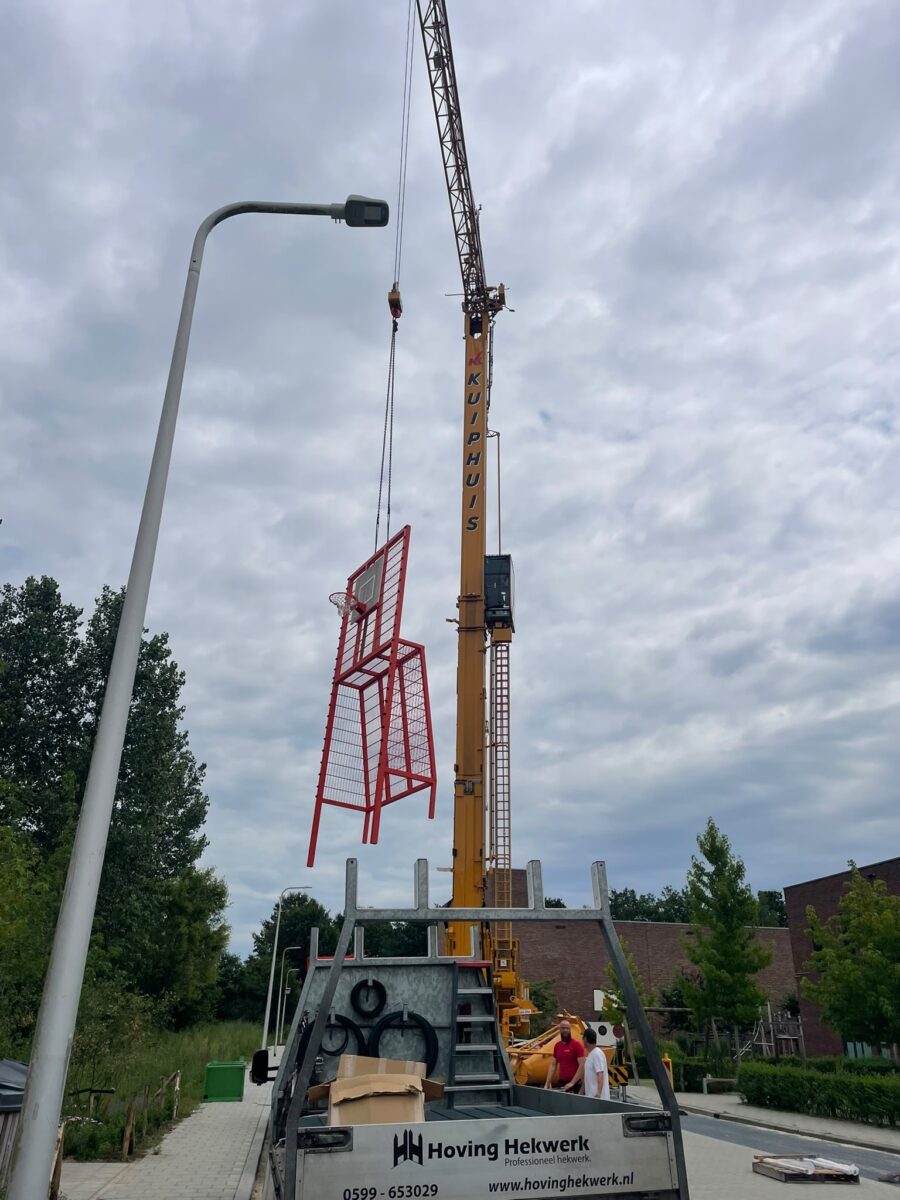 Sportkooi met voetbal- en basketbalcombinatie geplaatst bij Herderscheeschool Almelo 2 Plaatsing Pannakooi met basketbalunits en voetbaldoelen op het schoolplein van de Herderscheeschool in Almelo.